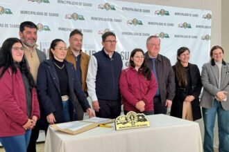 Autoridades provinciales y locales durante la apertura de ofertas para la construcción del nuevo edificio escolar. Foto de archivo