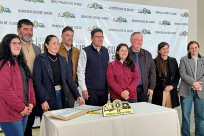 Autoridades provinciales y locales durante la apertura de ofertas para la construcción del nuevo edificio escolar. Foto de archivo