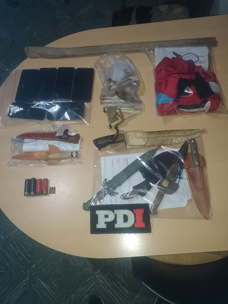 Elementos secuestrados por la PDI durante el allanamiento realizado en Ceres. Foto: PDI.