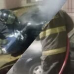 Bomberos Zapadores trabajaron para controlar el incendio que afectó a un automóvil en barrio Guadalupe, Santa Fe.