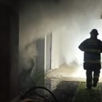La vivienda de calle Espora al 900 quedó con pérdidas totales en distintos sectores tras el incendio. Bomberos llegaron al lugar para controlar las llamas y evitar su propagación.