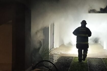 La vivienda de calle Espora al 900 quedó con pérdidas totales en distintos sectores tras el incendio. Bomberos llegaron al lugar para controlar las llamas y evitar su propagación.