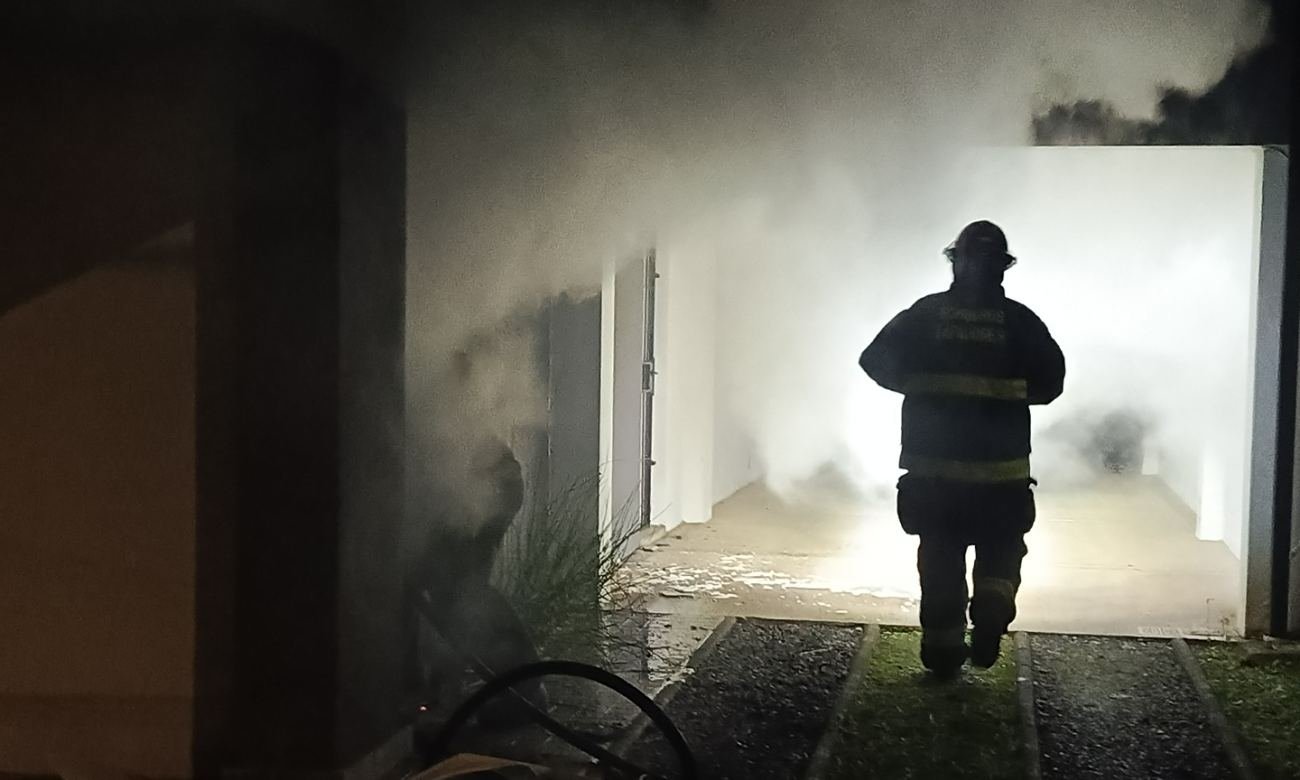 La vivienda de calle Espora al 900 quedó con pérdidas totales en distintos sectores tras el incendio. Bomberos llegaron al lugar para controlar las llamas y evitar su propagación.