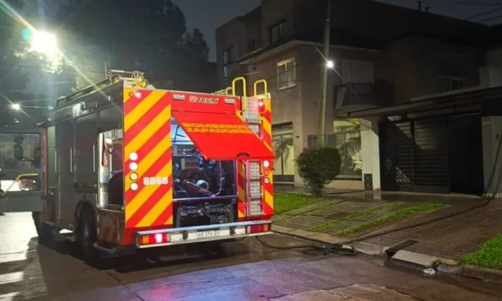 Bomberos Zapadores trabajan para controlar las llamas en la vivienda de barrio Guadalupe, que sufrió importantes pérdidas materiales a causa del incendio.