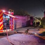 Bomberos trabajaron en el lugar para controlar y extinguir el incendio registrado en una vivienda de barrio Guadalupe Oeste. Foto: gentileza.