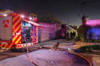 Bomberos trabajaron en el lugar para controlar y extinguir el incendio registrado en una vivienda de barrio Guadalupe Oeste. Foto: gentileza.