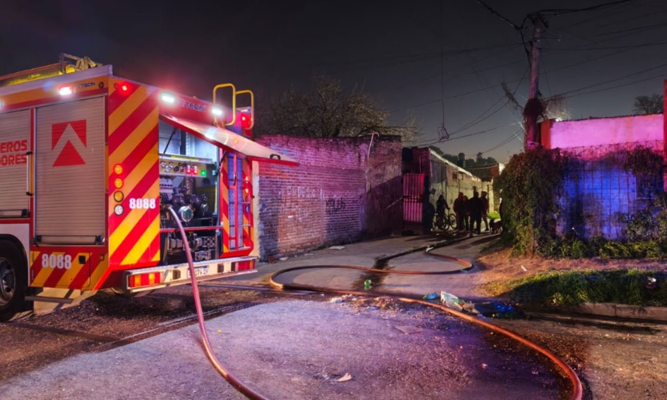 Bomberos trabajaron en el lugar para controlar y extinguir el incendio registrado en una vivienda de barrio Guadalupe Oeste. Foto: gentileza.