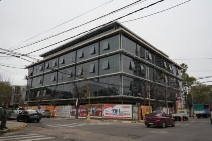 Nuevo edificio del Instituto Superior de Profesorado N° 8 de Santa Fe, una obra destinada a ampliar y modernizar la infraestructura educativa de la ciudad.