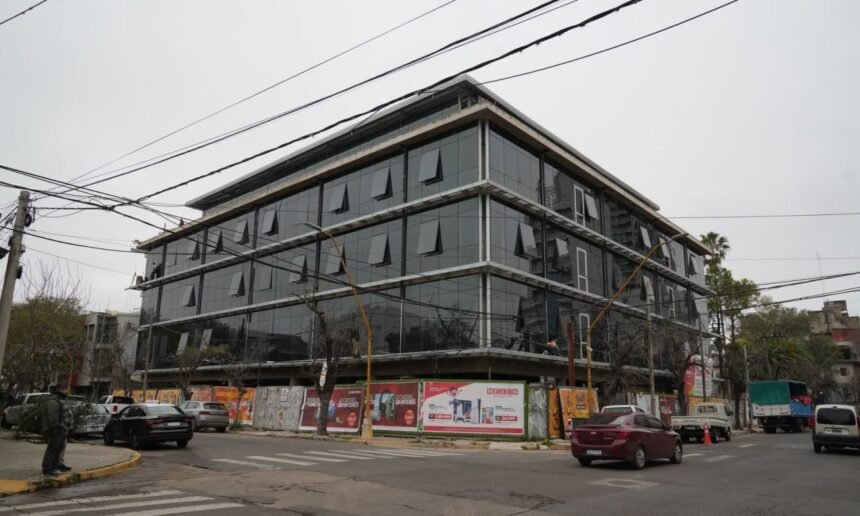 Nuevo edificio del Instituto Superior de Profesorado N° 8 de Santa Fe, una obra destinada a ampliar y modernizar la infraestructura educativa de la ciudad.