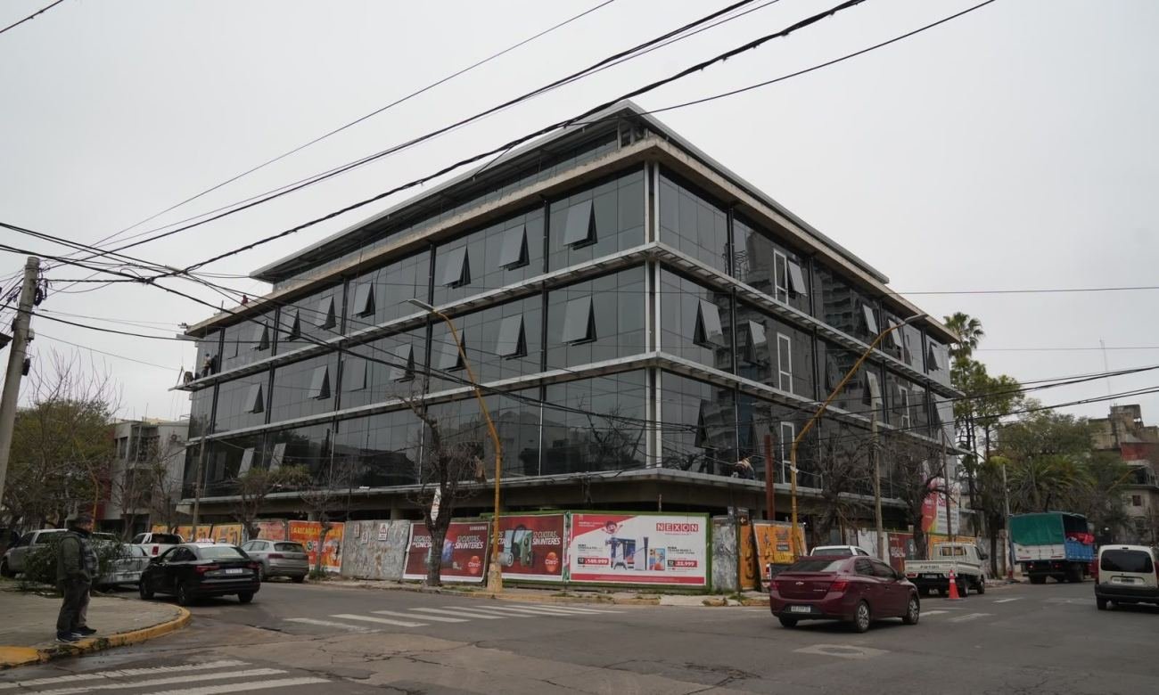 Nuevo edificio del Instituto Superior de Profesorado N° 8 de Santa Fe, una obra destinada a ampliar y modernizar la infraestructura educativa de la ciudad.