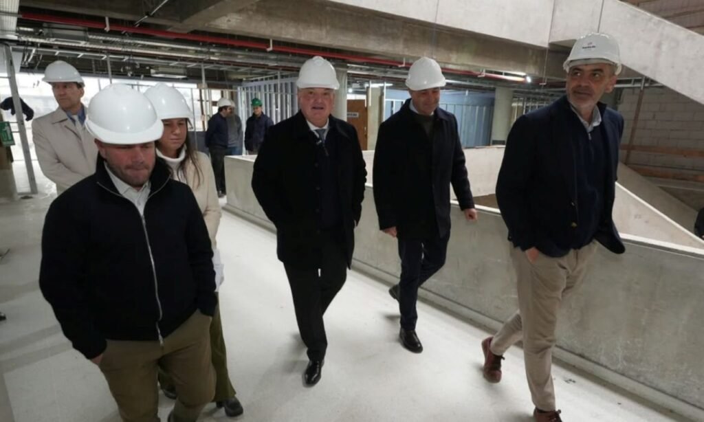 Felipe Michlig recorrió las obras del nuevo edificio del Instituto Superior de Profesorado N° 8 de Santa Fe, que ya alcanzan un 70% de avance. Foto: Gobierno de Santa Fe.