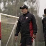 Iván Delfino junto a integrantes de su cuerpo técnico durante un entrenamiento de Colón. Foto de archivo.