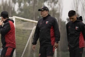Iván Delfino junto a integrantes de su cuerpo técnico durante un entrenamiento de Colón. Foto de archivo.