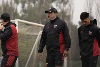 Iván Delfino junto a integrantes de su cuerpo técnico durante un entrenamiento de Colón. Foto de archivo.