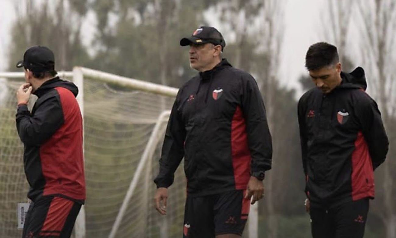 Iván Delfino junto a integrantes de su cuerpo técnico durante un entrenamiento de Colón. Foto de archivo.