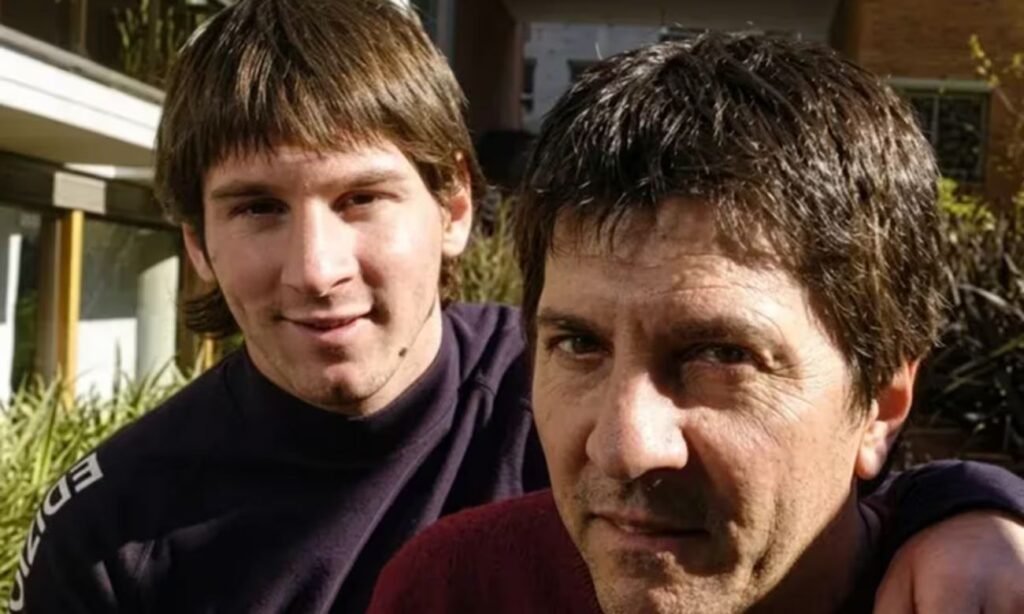 Lionel Messi junto a su padre, Jorge Messi, quien lo acompañó desde sus primeros pasos en el fútbol y fue una figura clave en su carrera profesional.