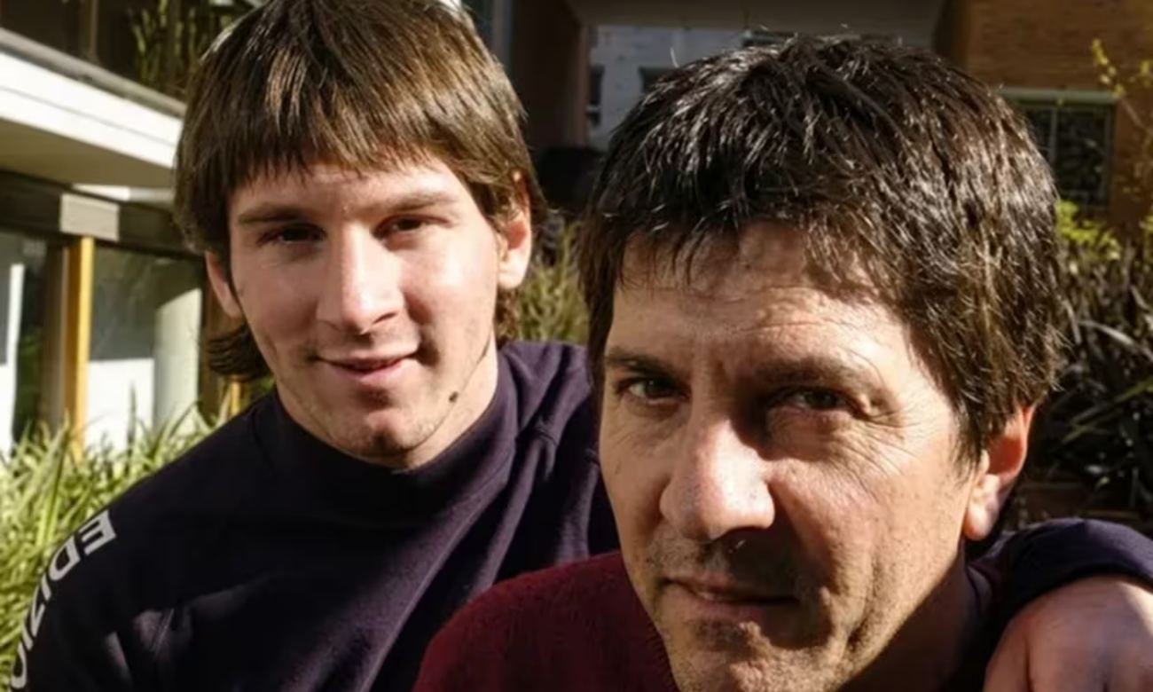 Lionel Messi junto a su padre, Jorge Messi, quien lo acompañó desde sus primeros pasos en el fútbol y fue una figura clave en su carrera profesional.