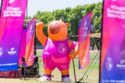 Capi, la mascota oficial de los Juegos Suramericanos Santa Fe 2026, será una de las figuras protagonistas del evento que reunirá a más de 4.000 atletas de 15 países en Santa Fe, Rosario y Rafaela del 12 al 26 de septiembre.