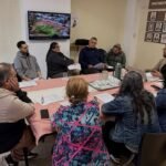 Representantes de emprendedores locales y funcionarios municipales participaron de la reunión para analizar la organización de las ferias y el uso de espacios públicos durante los fines de semana. Foto: Municipalidad de Laguna Paiva.