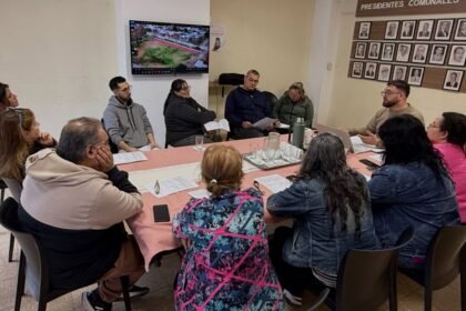 Representantes de emprendedores locales y funcionarios municipales participaron de la reunión para analizar la organización de las ferias y el uso de espacios públicos durante los fines de semana. Foto: Municipalidad de Laguna Paiva.