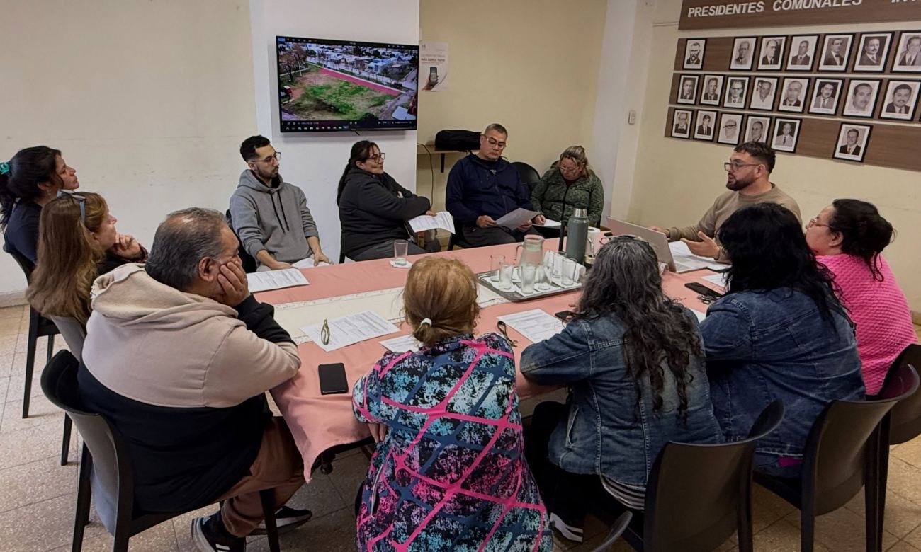 Representantes de emprendedores locales y funcionarios municipales participaron de la reunión para analizar la organización de las ferias y el uso de espacios públicos durante los fines de semana. Foto: Municipalidad de Laguna Paiva.