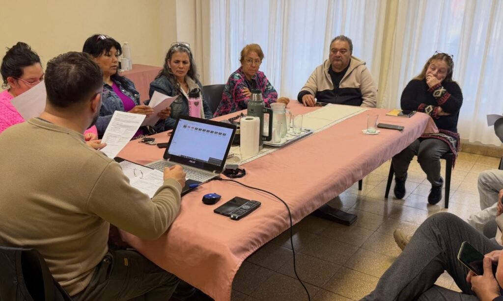 El encuentro permitió avanzar en la propuesta de conformar una comisión que represente a los emprendedores y facilite el diálogo con el Municipio. Foto: Municipalidad de Laguna Paiva.