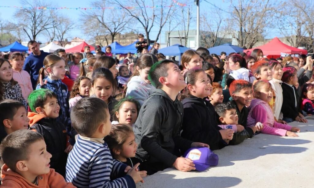Familias y niños disfrutan de una jornada recreativa en un espacio público de Laguna Paiva.