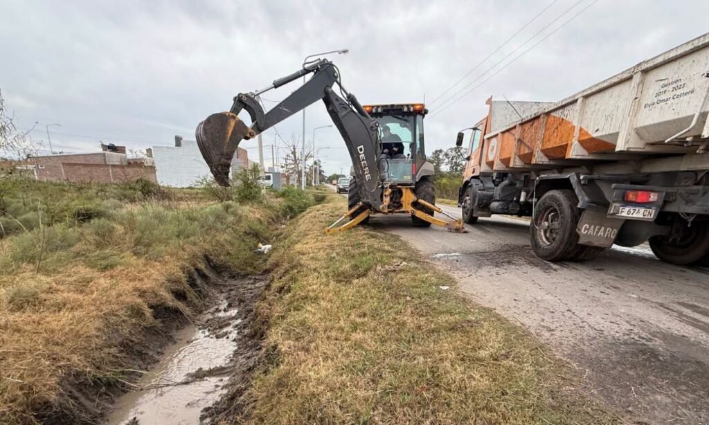 Trabajadores municipales realizan tareas de limpieza y mantenimiento de canales para favorecer el escurrimiento del agua y prevenir anegamientos en Laguna Paiva.