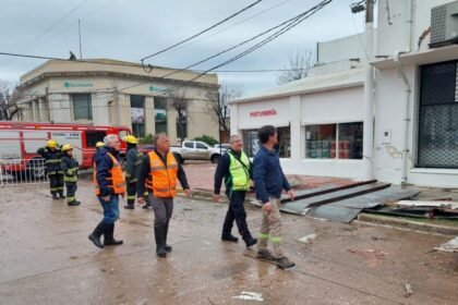 Personal de Protección Civil trabaja en la asistencia y coordinación de emergencias ante fenómenos meteorológicos en la provincia de Santa Fe.