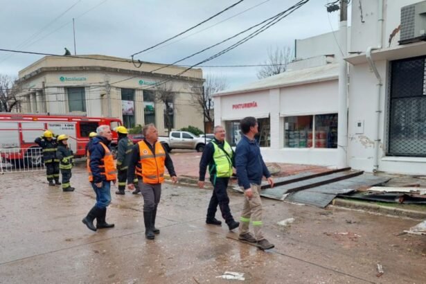 Personal de Protección Civil trabaja en la asistencia y coordinación de emergencias ante fenómenos meteorológicos en la provincia de Santa Fe.