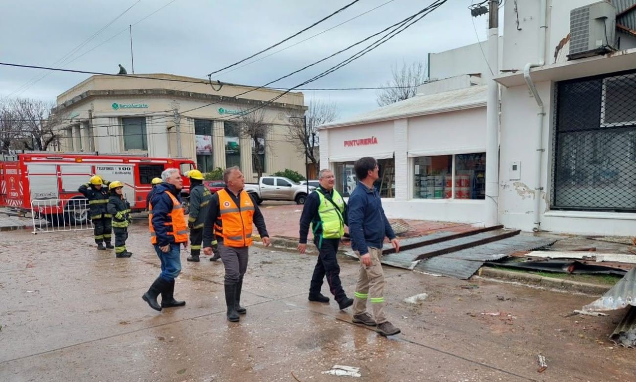 Personal de Protección Civil trabaja en la asistencia y coordinación de emergencias ante fenómenos meteorológicos en la provincia de Santa Fe.