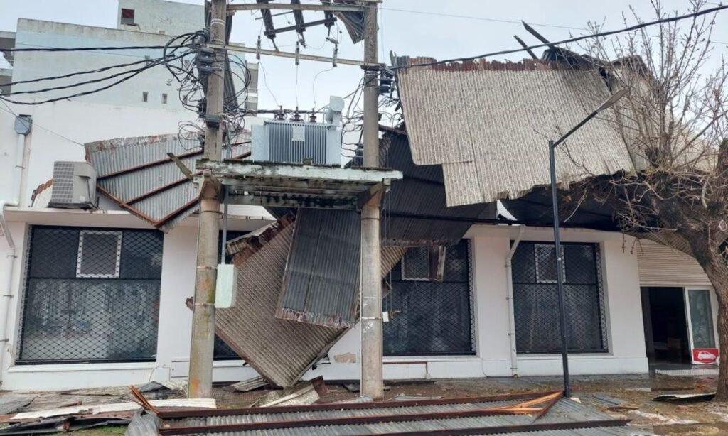 Destrozos provocados por el fuerte temporal en una de las localidades afectadas del centro-sur de Santa Fe. Foto de archivo.