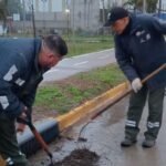Personal municipal durante tareas preventivas de limpieza y mantenimiento del sistema hídrico en la ciudad de Santa Fe. Foto de archivo.