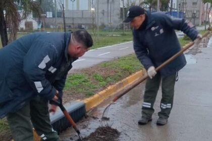 Personal municipal durante tareas preventivas de limpieza y mantenimiento del sistema hídrico en la ciudad de Santa Fe. Foto de archivo.