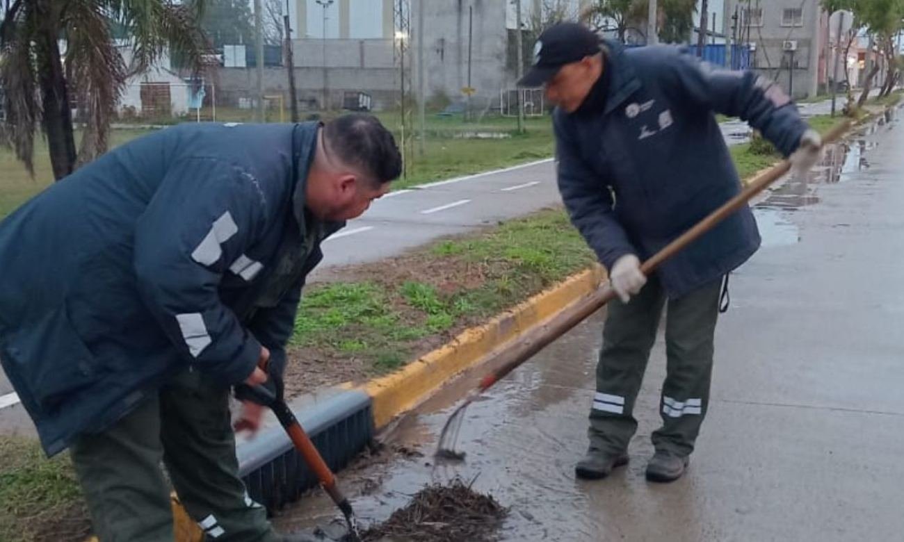 Personal municipal durante tareas preventivas de limpieza y mantenimiento del sistema hídrico en la ciudad de Santa Fe. Foto de archivo.
