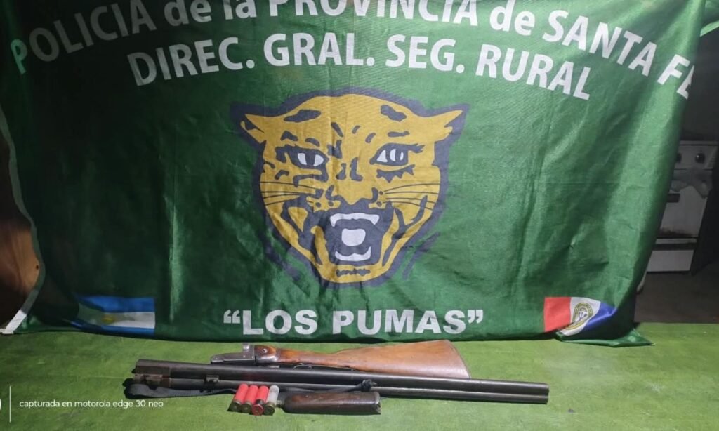 La escopeta calibre 16 y los cuatro cartuchos secuestrados durante el operativo de Los Pumas en una zona de islas de Arroyo Leyes.
