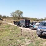 Personal policial y peritos trabajaron en la zona rural donde fue hallado un cuerpo sin vida durante un operativo de investigación.