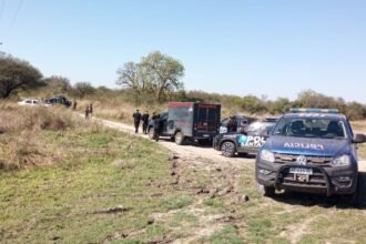 Personal policial y peritos trabajaron en la zona rural donde fue hallado un cuerpo sin vida durante un operativo de investigación.