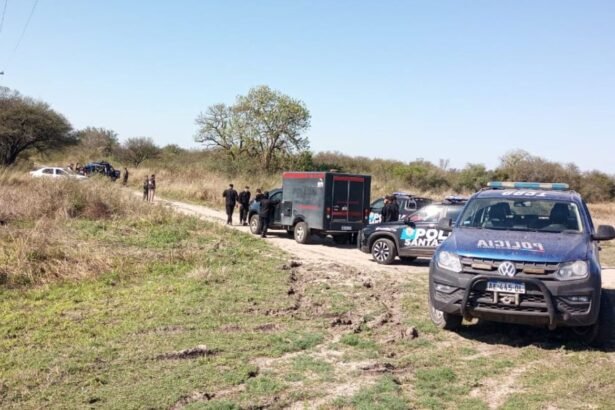 Personal policial y peritos trabajaron en la zona rural donde fue hallado un cuerpo sin vida durante un operativo de investigación.