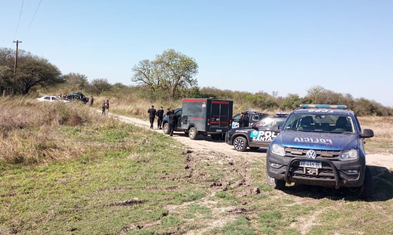 Personal policial y peritos trabajaron en la zona rural donde fue hallado un cuerpo sin vida durante un operativo de investigación.