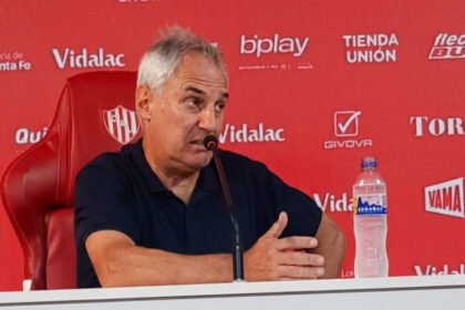 Leonardo Madelón durante una conferencia de prensa como entrenador de Unión. Foto de archivo.
