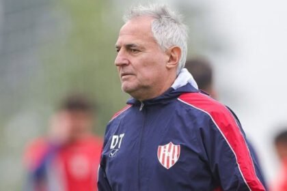 Leonardo Madelón durante un entrenamiento de Unión, mientras prepara al equipo para el próximo compromiso.