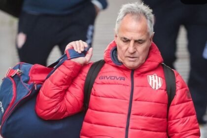 Leonardo Madelón, entrenador de Unión, durante un partido del equipo santafesino