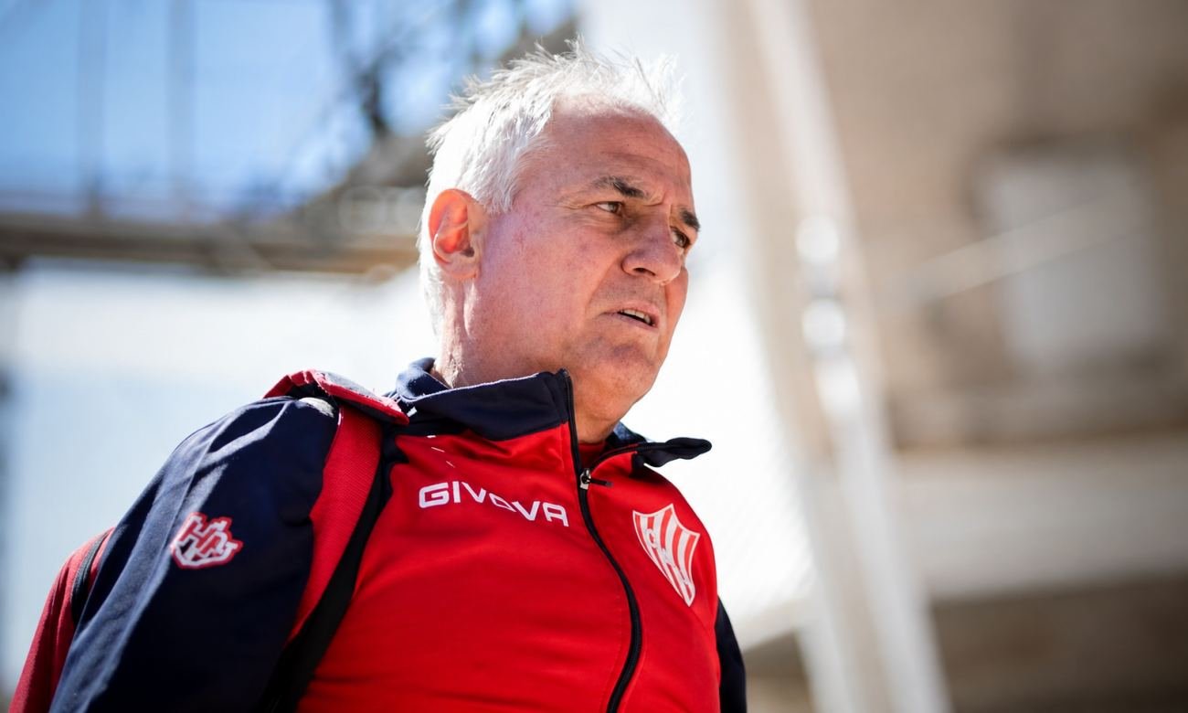 Leonardo Madelón, entrenador de Unión, durante la previa de un partido del Tatengue en condición de visitante. Foto de archivo.