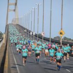 Leyenda atemporal de foto: Corredores atraviesan el puente Rosario-Victoria durante una nueva edición de la tradicional competencia deportiva.