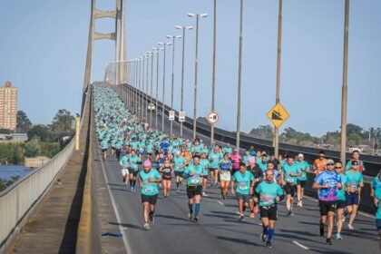 Leyenda atemporal de foto: Corredores atraviesan el puente Rosario-Victoria durante una nueva edición de la tradicional competencia deportiva.