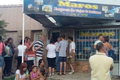 Personas se concentraron frente a la agencia Maros Turismo, en la ciudad de Santa Fe, para pedir explicaciones por los viajes contratados que no llegaron a concretarse, en el marco de la causa que derivó en un extenso proceso judicial. Foto: archivo.