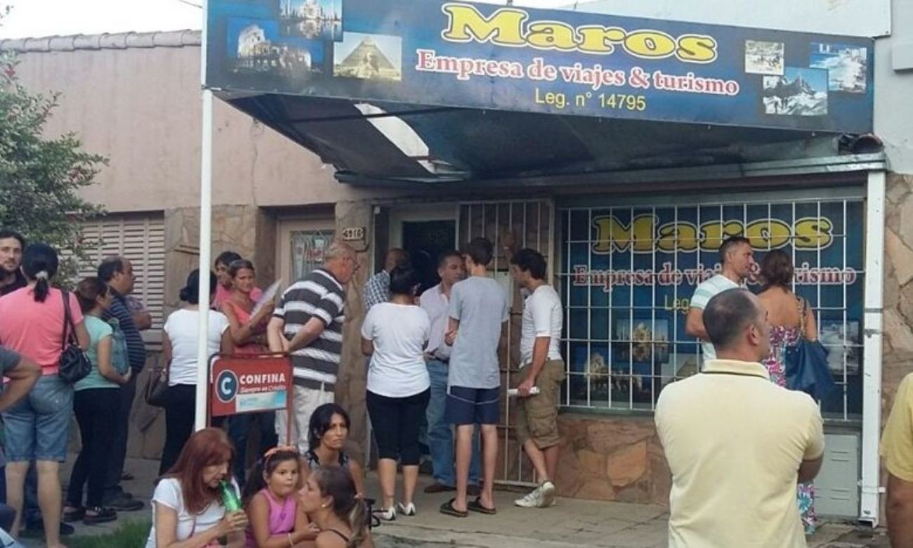 Personas se concentraron frente a la agencia Maros Turismo, en la ciudad de Santa Fe, para pedir explicaciones por los viajes contratados que no llegaron a concretarse, en el marco de la causa que derivó en un extenso proceso judicial. Foto: archivo.