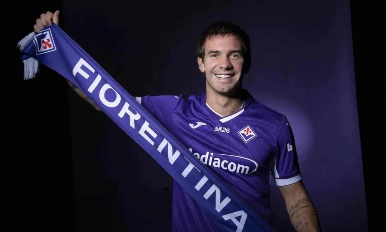 Franco Mastantuono fue presentado oficialmente como nuevo jugador de Fiorentina y ya comenzó una nueva etapa en el fútbol italiano.