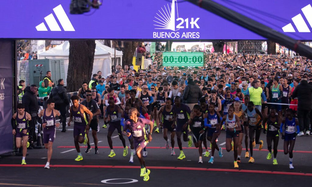 La Media Maratón de Buenos Aires 2026 reunió a miles de corredores en uno de los principales eventos de running del país, con participación de atletas argentinos y extranjeros.